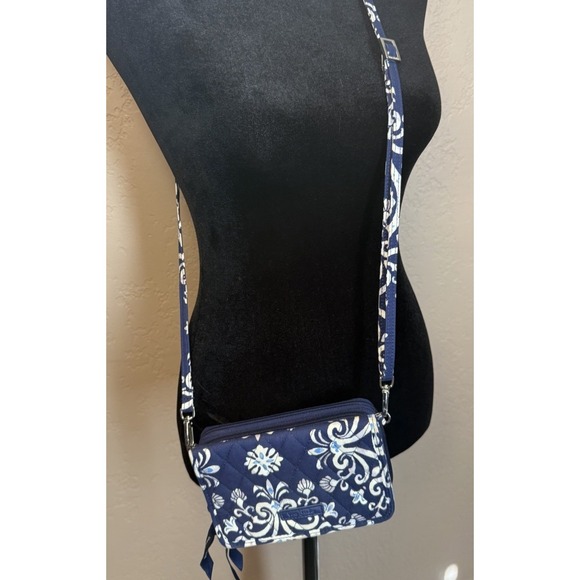 Vera Bradley Steel Blue Meddallion Lighten Up RFID 3-in-1 Adjustable Crossbody‎ - Picture 10 of 10